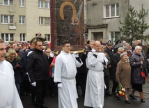 Madonnę z Jasnej Góry na ramionach nieśli księża, siostry zakonne oraz przedstawiciele różnych wspólnot