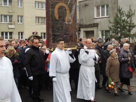 Madonnę z Jasnej Góry na ramionach nieśli księża, siostry zakonne oraz przedstawiciele różnych wspólnot