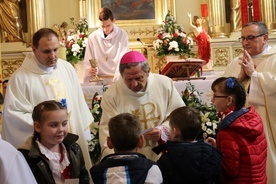 Dary do ołtarza przyniosły dzieci z zespołu Wieczbiczanki