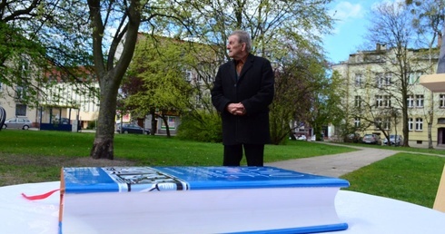 Biorą Biblię i czytają w centrum miasta