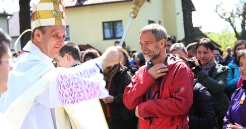 Bp Roman Pindel żegnał pielgrzymów, kropiąc ich na drogę wodą święconą...