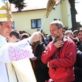 Bp Roman Pindel żegnał pielgrzymów, kropiąc ich na drogę wodą święconą...