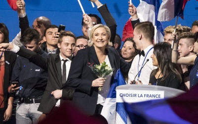 Sojusznik M. Le Pen: Macron chce zatrzymać Francję w "więzieniu UE"