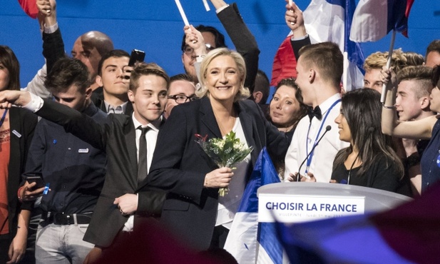 Sojusznik M. Le Pen: Macron chce zatrzymać Francję w "więzieniu UE"
