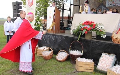 Bp Andrzej F. Dziuba święci grudki soli, które kapłani przekazali wiernym