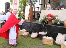 Bp Andrzej F. Dziuba święci grudki soli, które kapłani przekazali wiernym