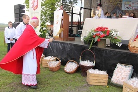 Bp Andrzej F. Dziuba święci grudki soli, które kapłani przekazali wiernym