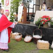 Bp Andrzej F. Dziuba święci grudki soli, które kapłani przekazali wiernym