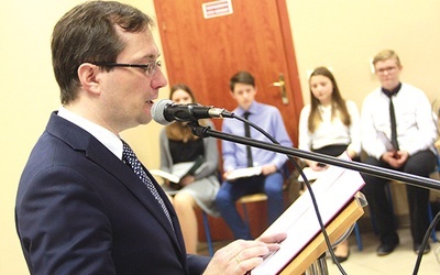 ◄	Spotkanie rozpoczął  wykład dyrektora szkoły Przemysława Góralczyka o pomocy na przestrzeni wieków.