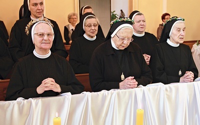 ▲	Jubileuszowa Msza św., w trakcie której siostry odnowiły swoje  śluby, odbyła się  w zielonogórskiej kaplicy Zgromadzenia Sióstr  św. Elżbiety.