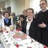 Anna Byrczek  i ks. Andrzej Pacholik SDS przy jubileuszowym torcie bielskiego hospicjum domowego