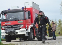 Kompletnie ubrany nurek wygląda jak astronauta.