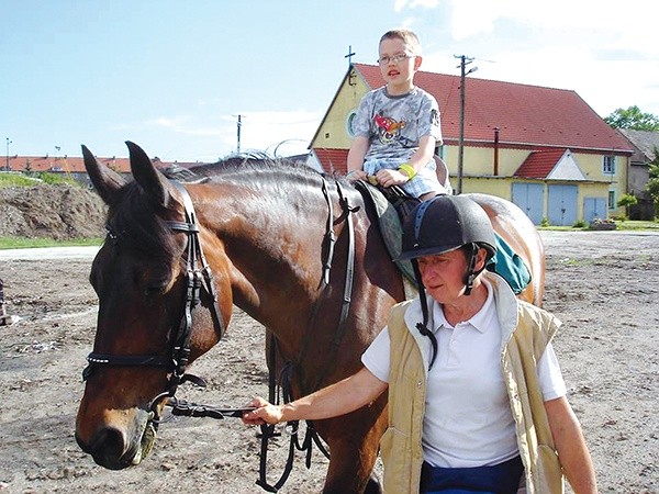 Pani Anna z Erinną na festynie parafii pw. Miłosierdzia Bożego  na Zarzeczu.