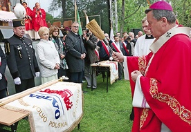 Święcenie sztandarów podczas ubiegłorocznej pierwszej pielgrzymki w Henrykowie.