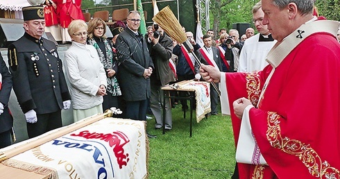 Święcenie sztandarów podczas ubiegłorocznej pierwszej pielgrzymki w Henrykowie.