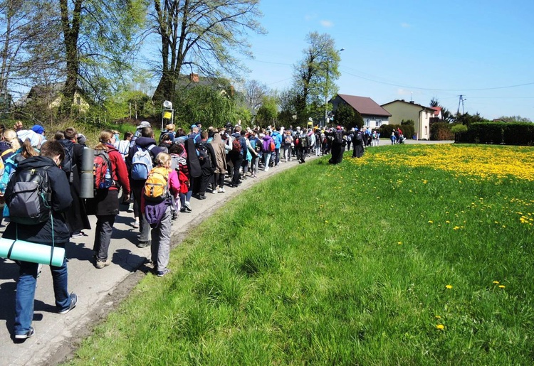 Pielgrzymi na trasie drugiego dnia - 1 maja 2017 r.