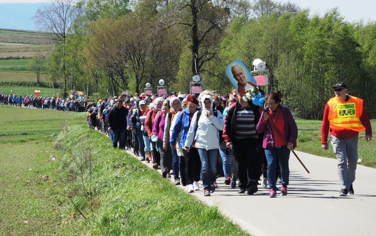 Pielgrzymi na trasie drugiego dnia - 1 maja 2017 r.