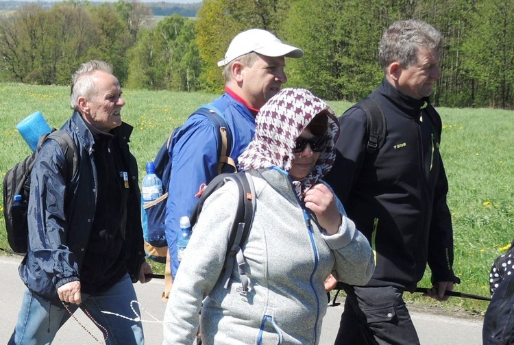 Pielgrzymi na trasie drugiego dnia - 1 maja 2017 r.