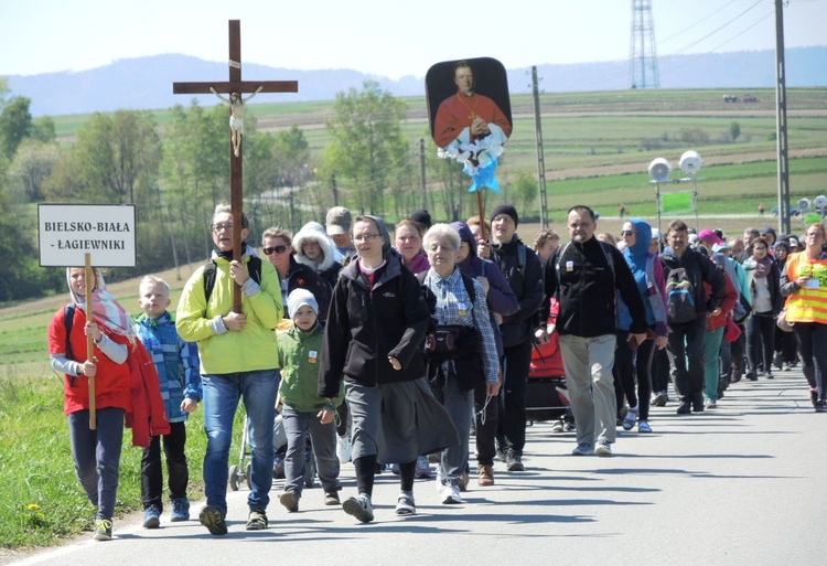 Pielgrzymi na trasie drugiego dnia - 1 maja 2017 r.