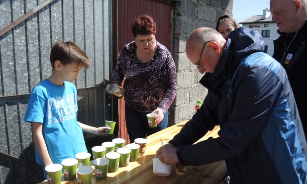 Mieszkańcy Tomic jak zwykle - gotowi służyć pielgrzymom z sercem!