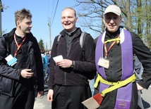 Dwumetrowcy na trasie do Łagiewnik - od lewej: kl. Mateusz Steczek, kl. Damian Dejner i ks. Wojtek Olesiński