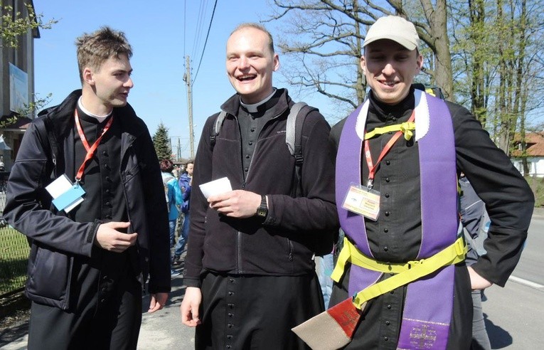 Dwumetrowcy na trasie do Łagiewnik - od lewej: kl. Mateusz Steczek, kl. Damian Dejner i ks. Wojtek Olesiński