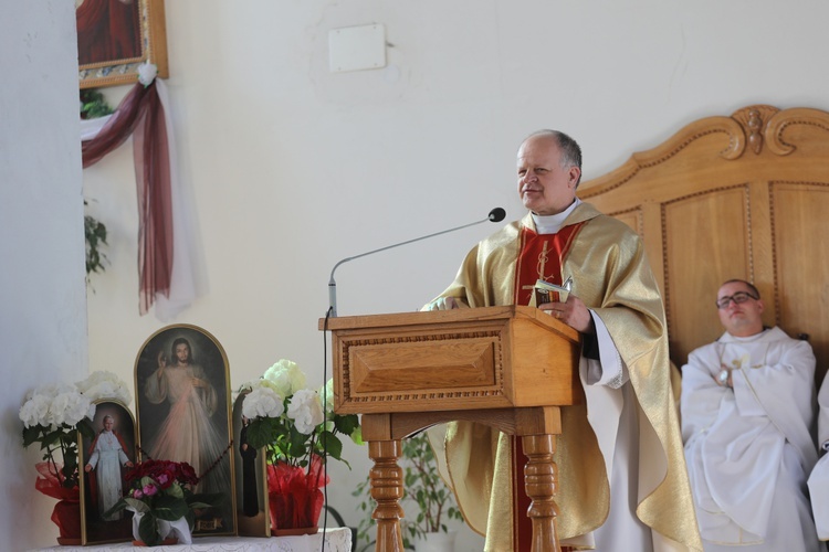 Poświęcenie witraża Bożego Miłosierdzia w kościele w Nidku