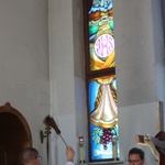 Poświęcenie witraża Bożego Miłosierdzia w kościele w Nidku
