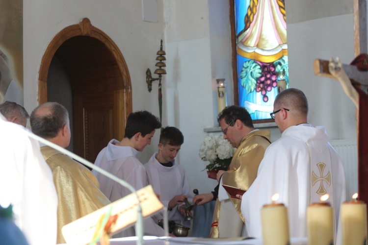 Poświęcenie witraża Bożego Miłosierdzia w kościele w Nidku