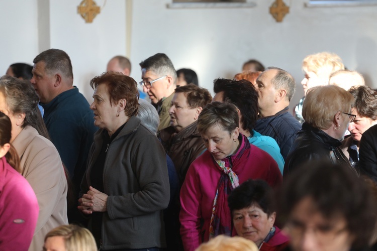 Poświęcenie witraża Bożego Miłosierdzia w kościele w Nidku