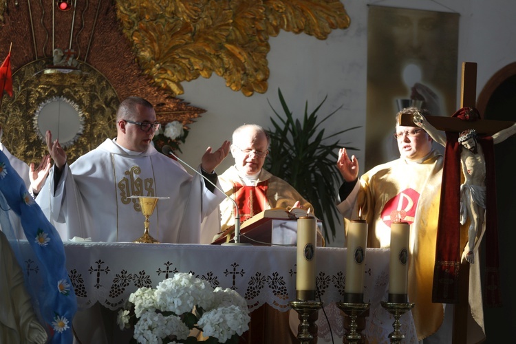 Poświęcenie witraża Bożego Miłosierdzia w kościele w Nidku