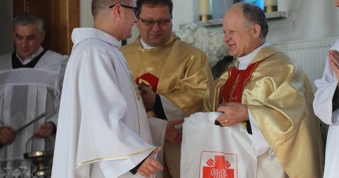 W imieniu pielgrzymów za gościnne podejmowanie w nideckiej parafii proboszczowi ks. kan. Józefowi Sowińskiemu dziękował ks. Mikołaj Szczygieł