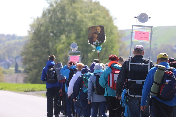 Pielgrzymi wspierają remont klasztoru sióstr klarysek od Wieczystej Adoracji w Kętach - 2017