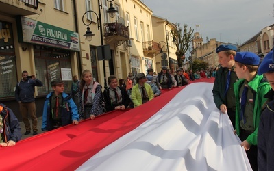 Około 200 harcerzy wspieranych przez mieszkańców poniosło ulicami Skierniewic 100-metrową flagę