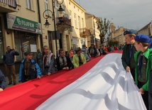 Około 200 harcerzy wspieranych przez mieszkańców poniosło ulicami Skierniewic 100-metrową flagę