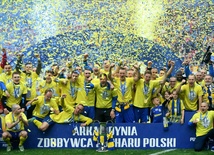  Piłkarze Arki Gdynia z Pucharem Polski.