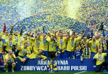  Piłkarze Arki Gdynia z Pucharem Polski.