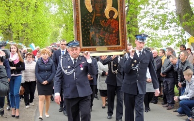 Zarówno w procesji, jak i podczas Mszy św. oraz czuwania modlitewnego w kościele strażacy nie odstępowali na krok od obrazu Matki Bożej