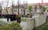 Bp Andrzej F. Dziuba i kapłani oddają hołd przed pomnikiem Synom Ziemi Łowickiej Bojownikom o Niepodległość