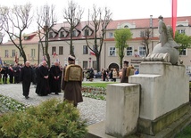 Bp Andrzej F. Dziuba i kapłani oddają hołd przed pomnikiem Synom Ziemi Łowickiej Bojownikom o Niepodległość