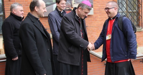 Ks. Mikołaj Szczygiel przed wejściem do kaplicy klasztornej