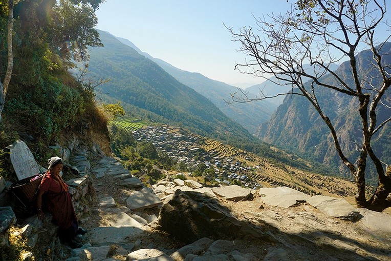 Na ścieżce do wioski Tipling. To ostatnia osada na szlaku wiodącym do pasma Ganesh Himal. Dalej już tylko lodowce. Niedaleko wznosi się Manaslu (8156).