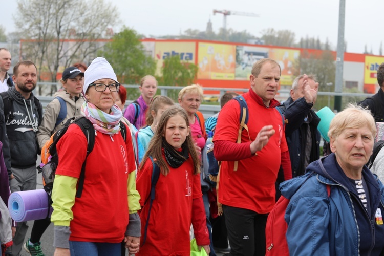 5. pielgrzymka diecezjalna z Hałcnowa wkracza do Łagiewnik