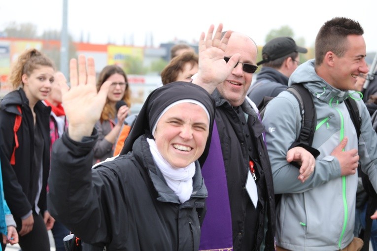 5. pielgrzymka diecezjalna z Hałcnowa wkracza do Łagiewnik