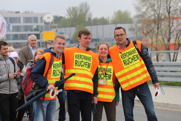 5. pielgrzymka diecezjalna z Hałcnowa wkracza do Łagiewnik