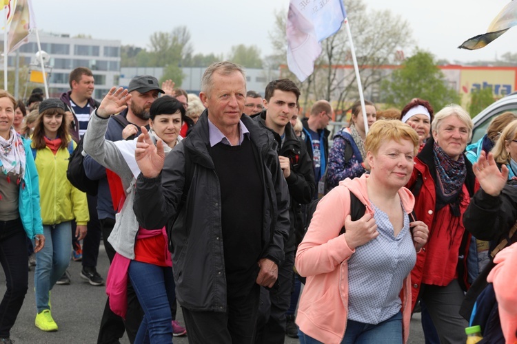 5. pielgrzymka diecezjalna z Hałcnowa wkracza do Łagiewnik