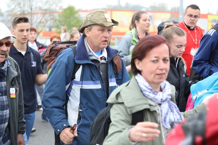 5. pielgrzymka diecezjalna z Hałcnowa wkracza do Łagiewnik