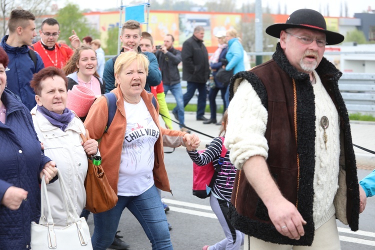 5. pielgrzymka diecezjalna z Hałcnowa wkracza do Łagiewnik