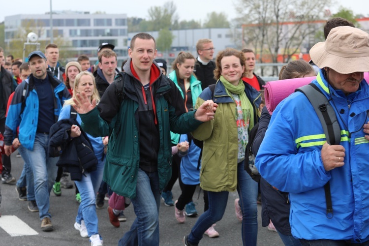 5. pielgrzymka diecezjalna z Hałcnowa wkracza do Łagiewnik