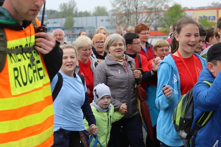 5. pielgrzymka diecezjalna z Hałcnowa wkracza do Łagiewnik